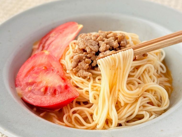 冷やし坦々素麺つゆをかけた素麺が盛り付けられている様子