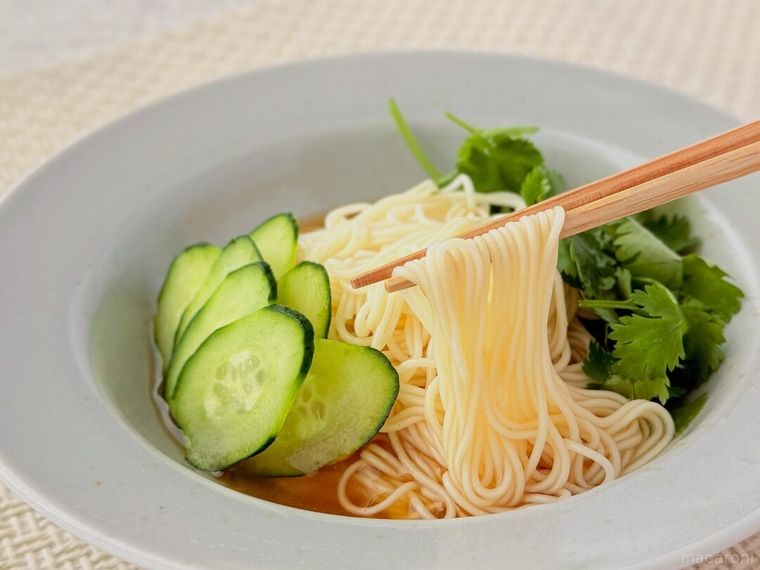 エスニック素麺つゆをかけた素麺が盛り付けられている様子