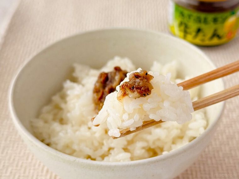 「ねぎ塩レモン牛たん」がのったご飯を箸で持っている様子