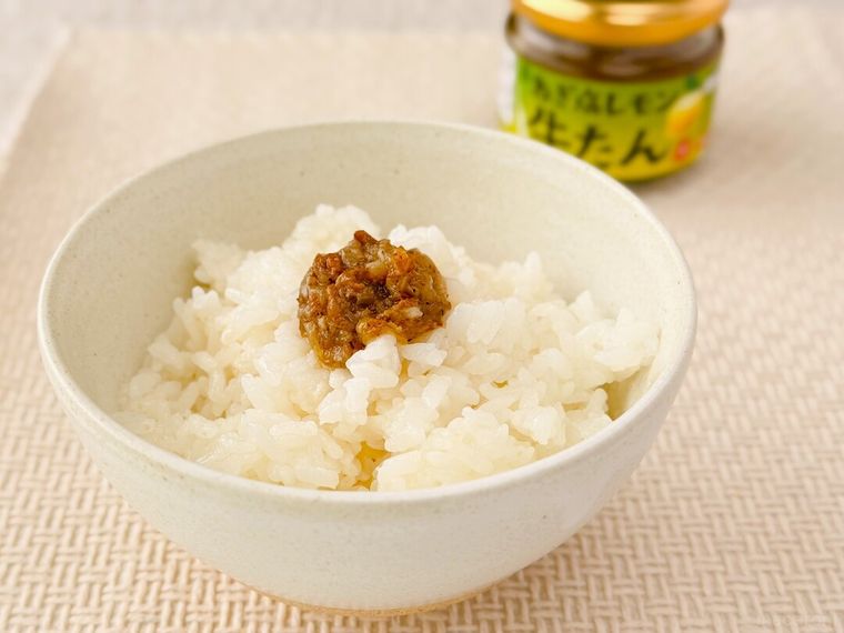 ご飯の上に「ねぎ塩レモン牛たん 90g」が盛り付けられている様子