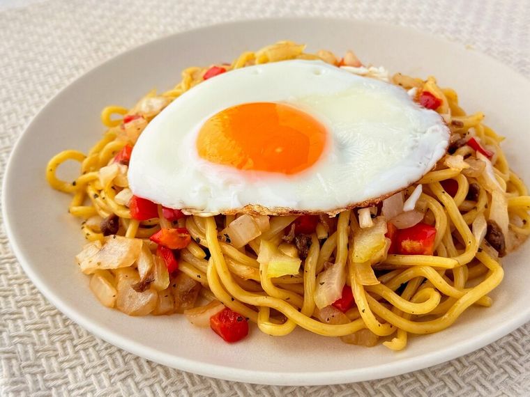 白皿にのったレンジで簡単ガパオまぜ麺 180g