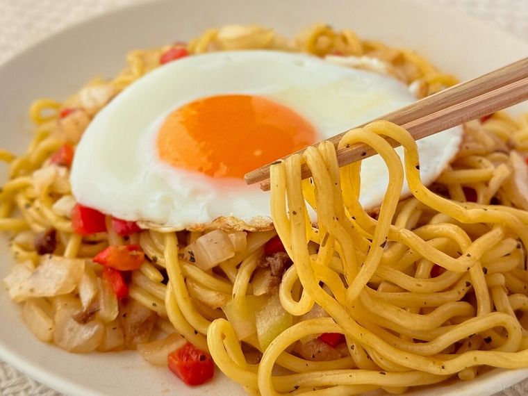 レンジで簡単ガパオまぜ麺 180gの麺を箸で持っている様子