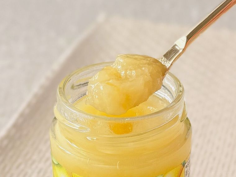 瀬戸内レモンバター 140gをスプーンですくっている様子