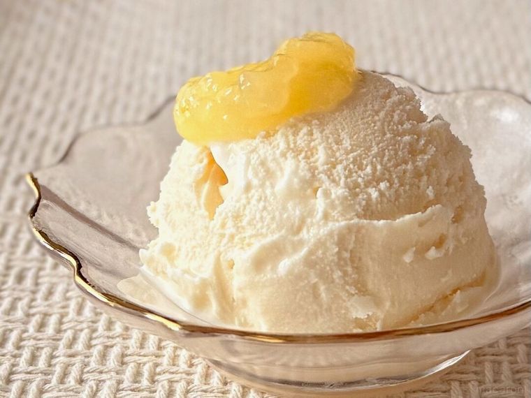 アイスの上に瀬戸内レモンバター 140gをのせている様子