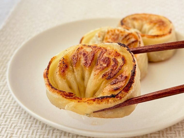 マンドゥ韓国ジャンボ肉餃子 を箸で持っている様子