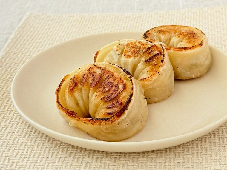 白皿にのったマンドゥ韓国ジャンボ肉餃子 3p