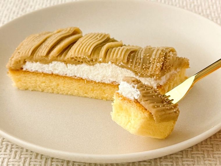 3種和栗食べ比べ贅沢モンブランをフォークで持っている様子