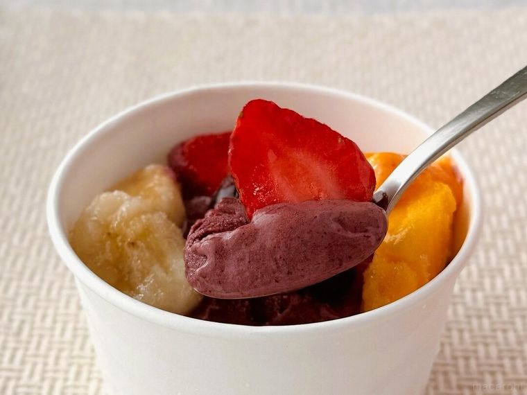 お家でアサイーボウル プレミアムに入ったいちごをスプーンで持っている様子