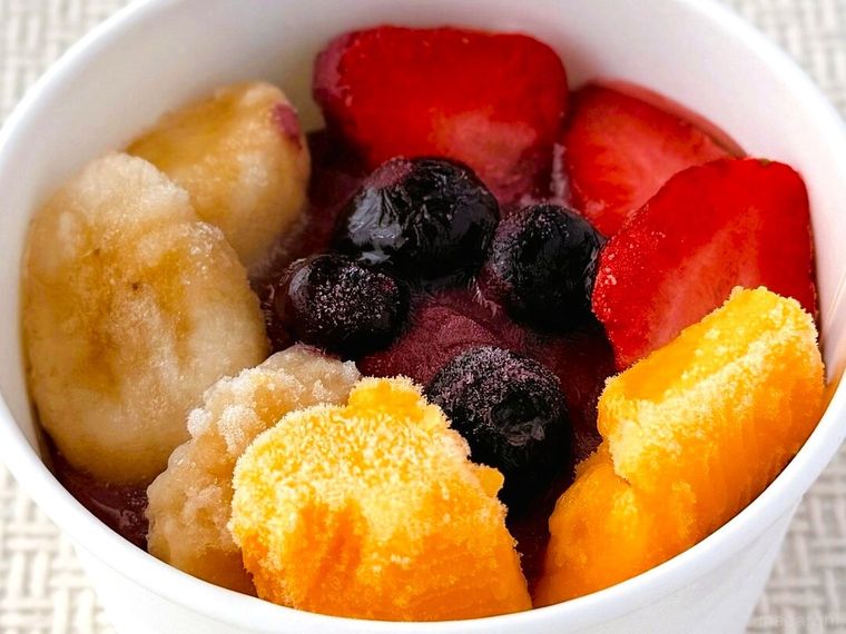 いちごやブルーベリーなどが入ったお家でアサイーボウル プレミアム1個