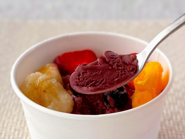 お家でアサイーボウル プレミアムをスプーンですくっている様子