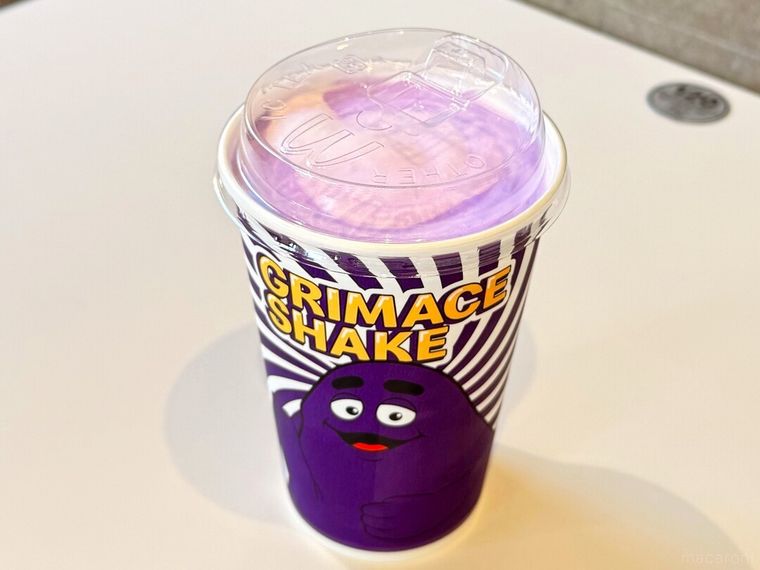 テーブルに置かれたグリマスシェイク ブルーベリーヨーグルト味