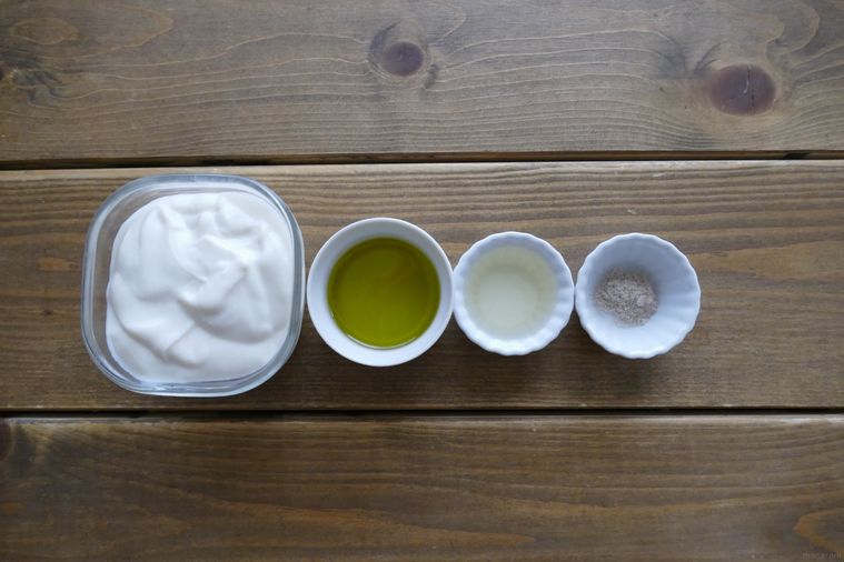 豆乳ヨーグルトマヨネーズの材料が並ぶ木製テーブル