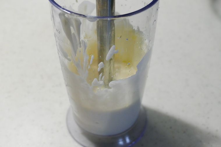 ブレンダーで豆乳ヨーグルトマヨネーズを作っている様子
