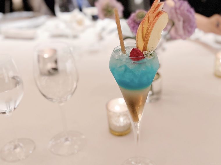 フルーツが飾られた青と黄のグラデーションの乾杯ドリンク