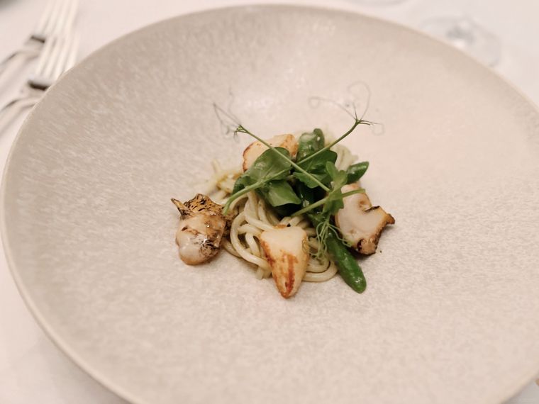 器に盛られたツブ貝と野菜のジェノベーゼパスタ