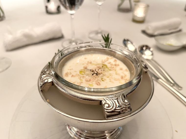 銀の器に入っているホワイトコーンの冷製スープ
