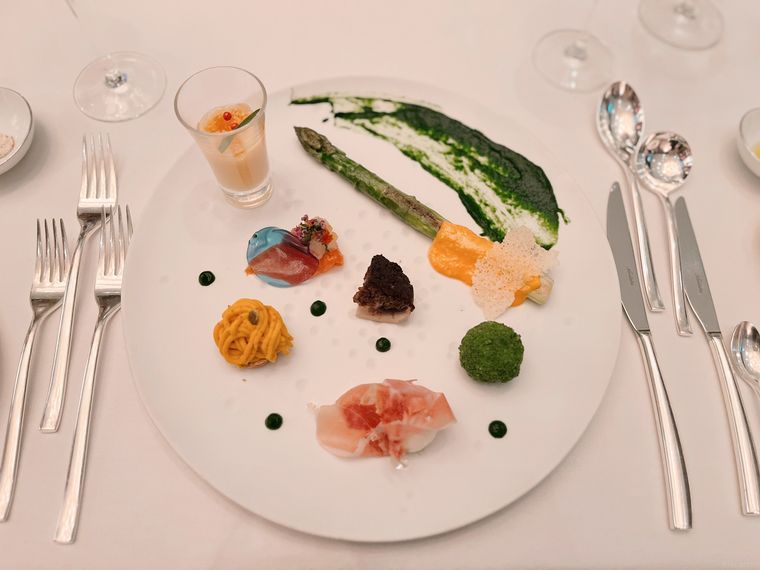 プレートの上に盛られた北海道産の野菜や魚介