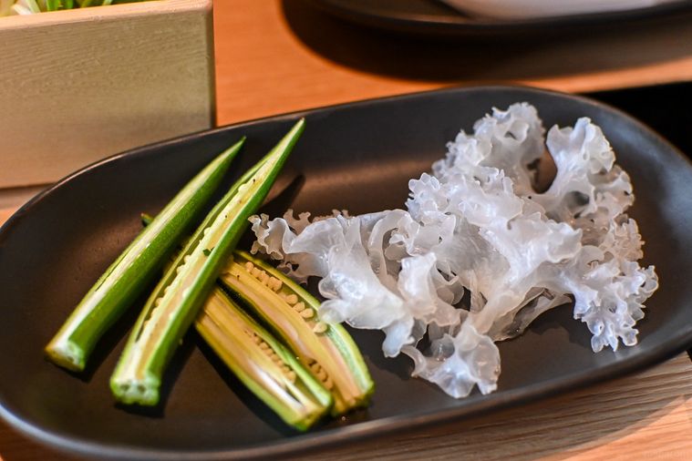 オクラと白きくらげのアップ