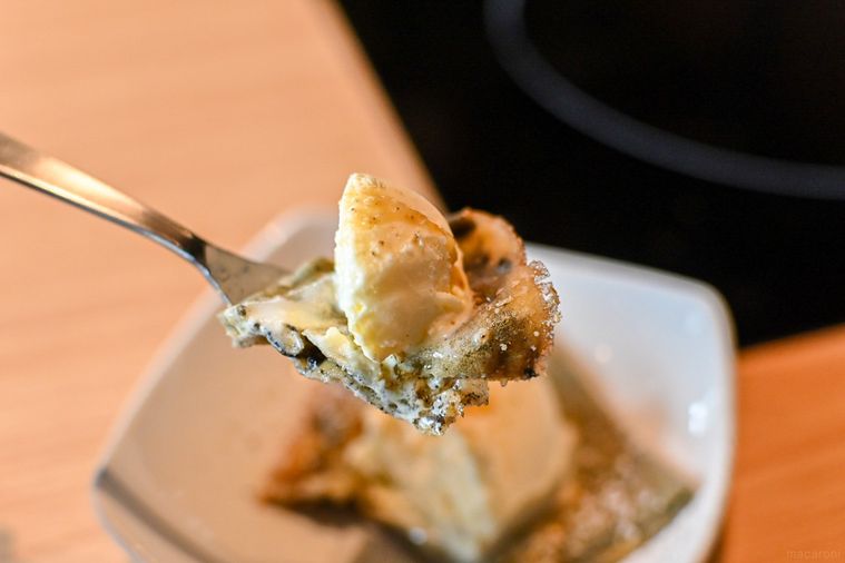 クレープを持ち上げているところ