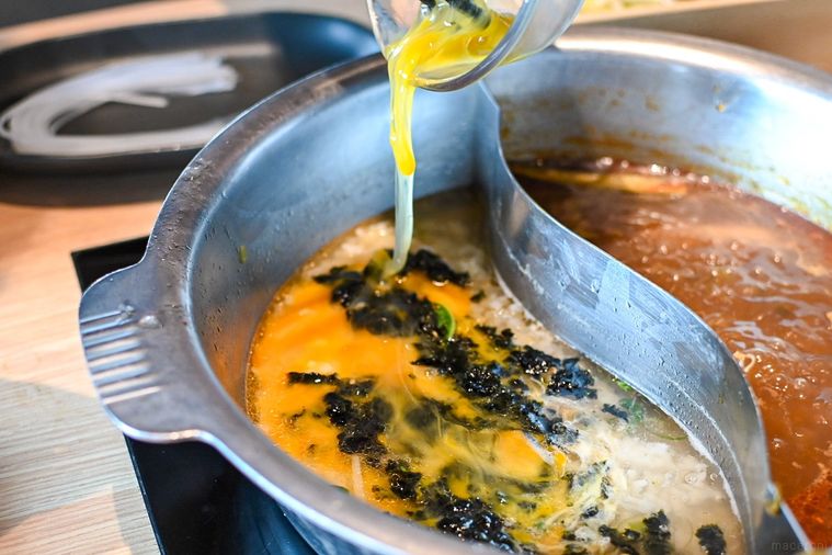 雑炊を作っているところ