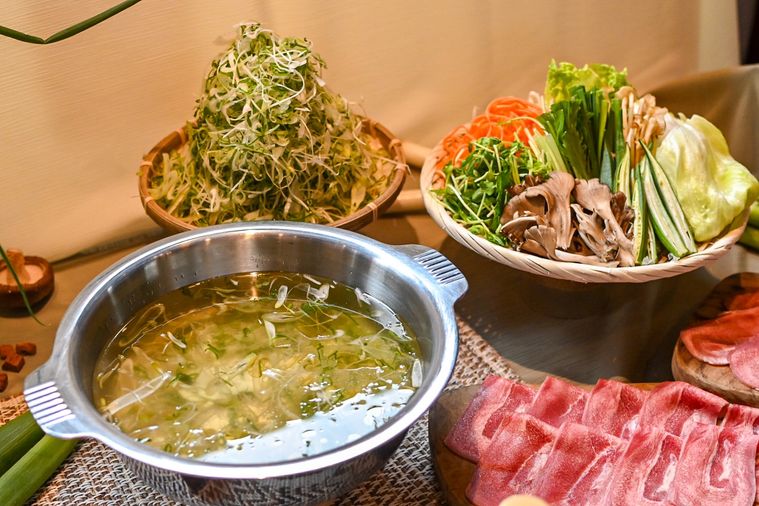 鍋と食材が並んでいるところ