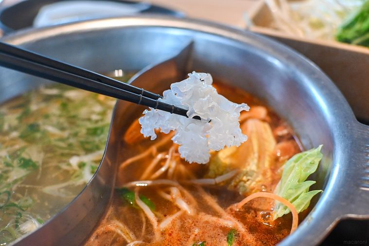 白きくらげを鍋に入れようとしているところ