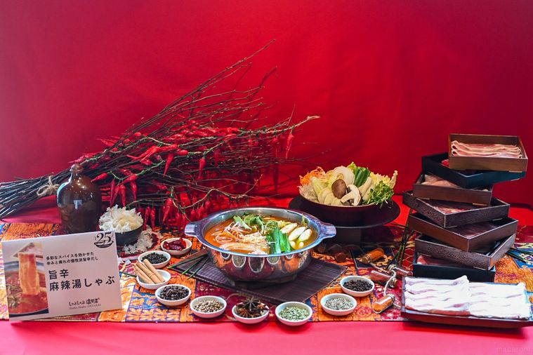 鍋と食材が並んでいるところ