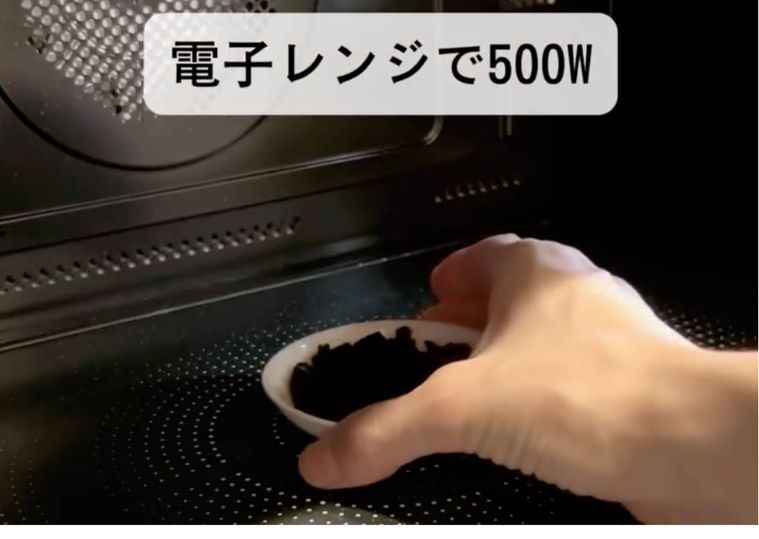 麦茶の茶葉をレンジで加熱している様子