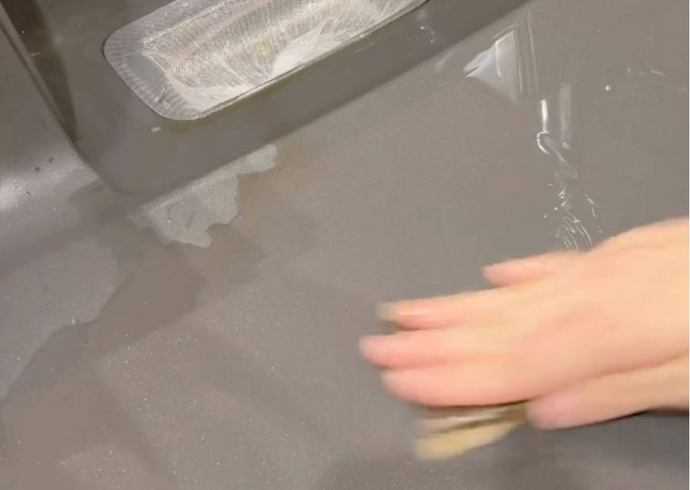 麦茶パックでシンク内を掃除している様子