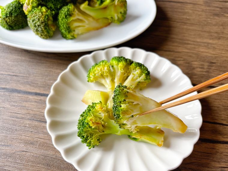 ブロッコリーを試食する様子