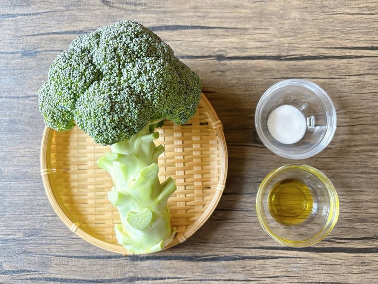ブロッコリー、塩、オリーブオイル