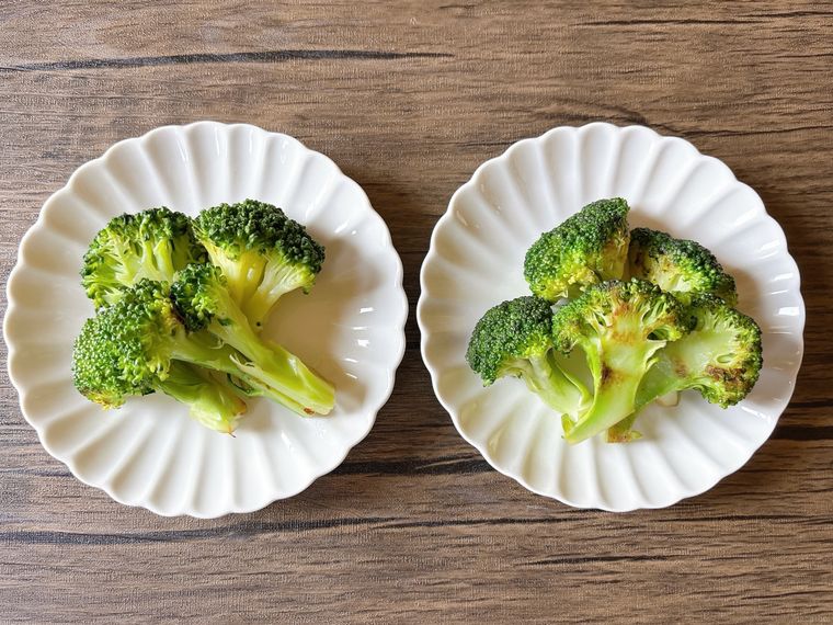 白色の丸皿に盛られた茹でて炒めたブロッコリー、炒めたブロッコリー