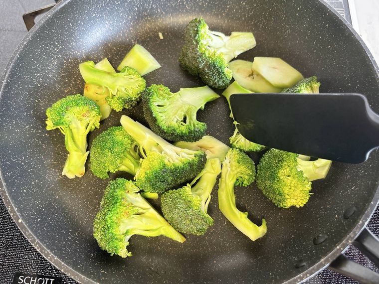 ブロッコリーをフライパンで炒める様子