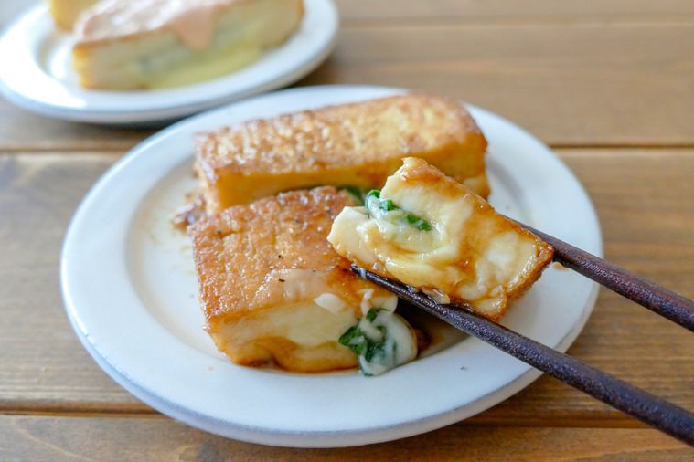 厚揚げチーズ大葉はさみ焼きを箸で持ち上げる様子