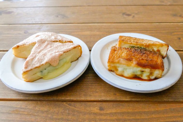 2種類の厚揚げチーズ大葉はさみ焼きが並ぶ様子