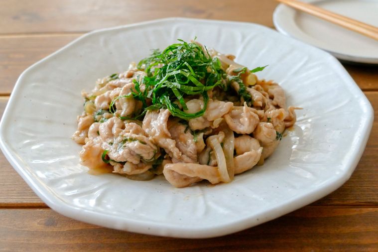 豚肉と大葉のポン酢炒めを盛り付けた白い大皿