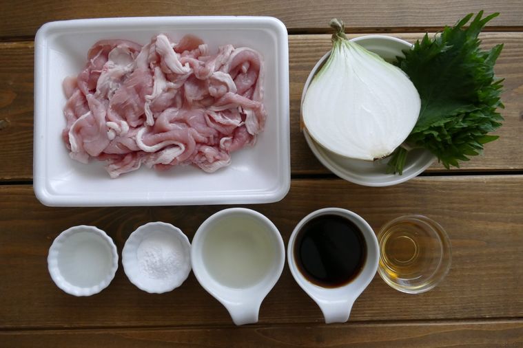 豚肉と大葉のポン酢炒めの材料が並ぶ木製テーブル