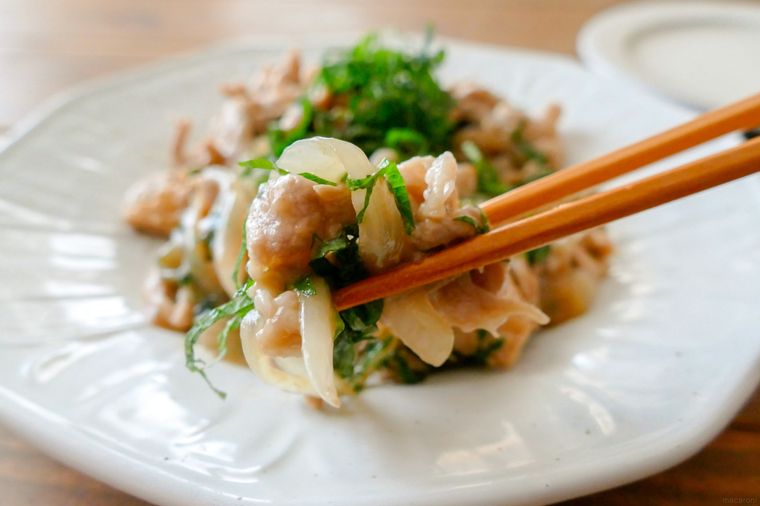 豚肉と大葉のポン酢炒めを箸で持ち上げる様子