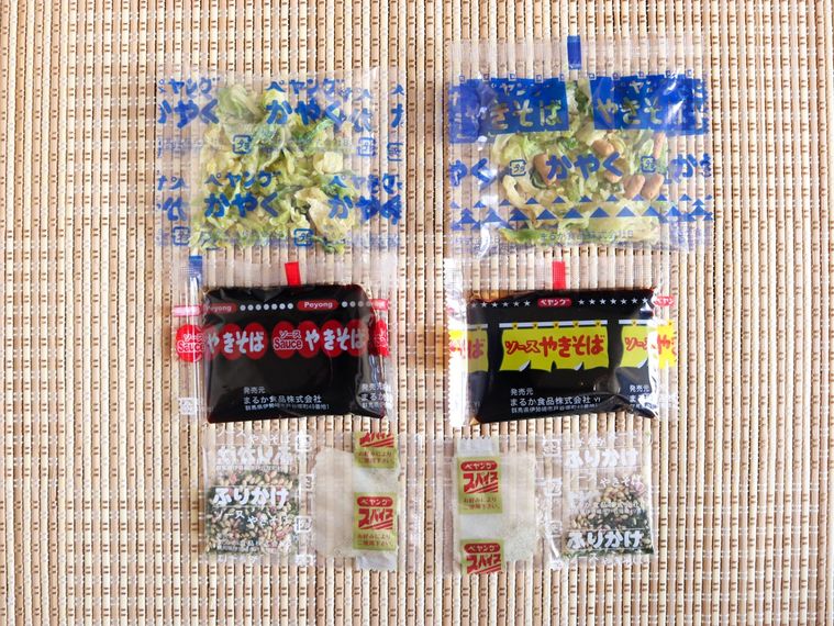 ペヨングとペヤングのかやく・ソース・スパイス・青のりを並べている