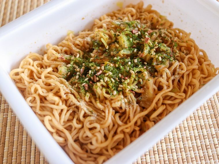 ざるの上に斜めに置かれた調理後のペヨング