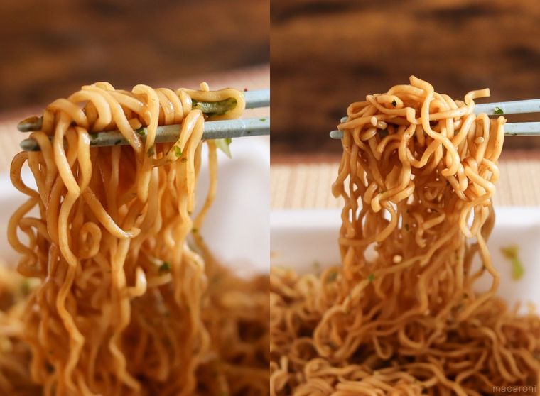調理後のペヨングとペヤングの麺をそれぞれ箸上げしている様子