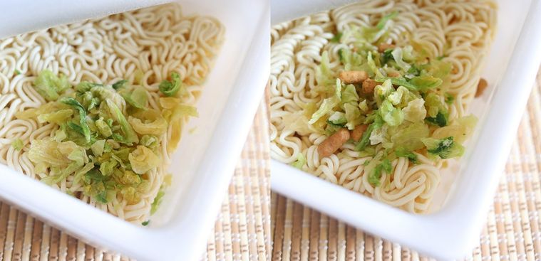 ペヨングとペヤングのかやくをそれぞれの麺の上に開けた様子