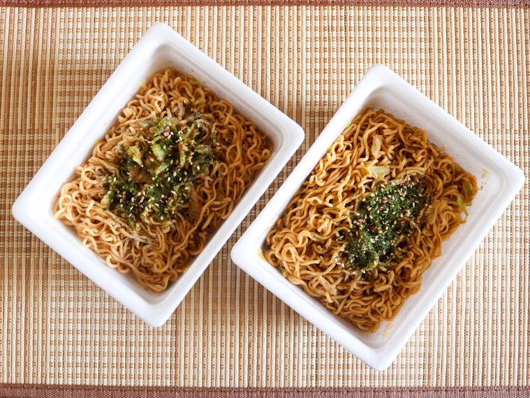 調理後のペヨングとペヤングをざるの上に並べている