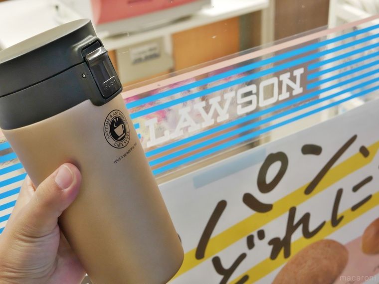 ローソンの前でタンブラーを持っている
