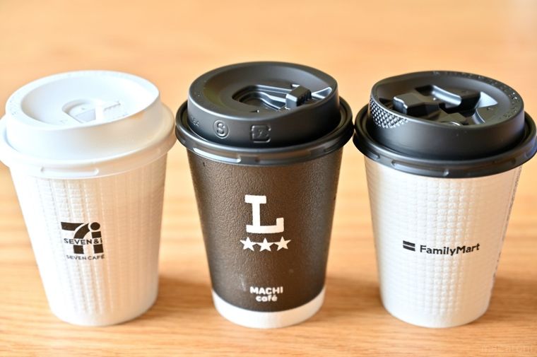 セブンイレブン、ローソン、ファミリーマートのホットコーヒーを並べている