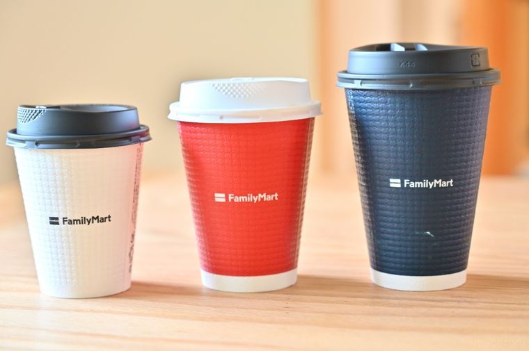 ファミリーマートのホットコーヒー3種類を並べている