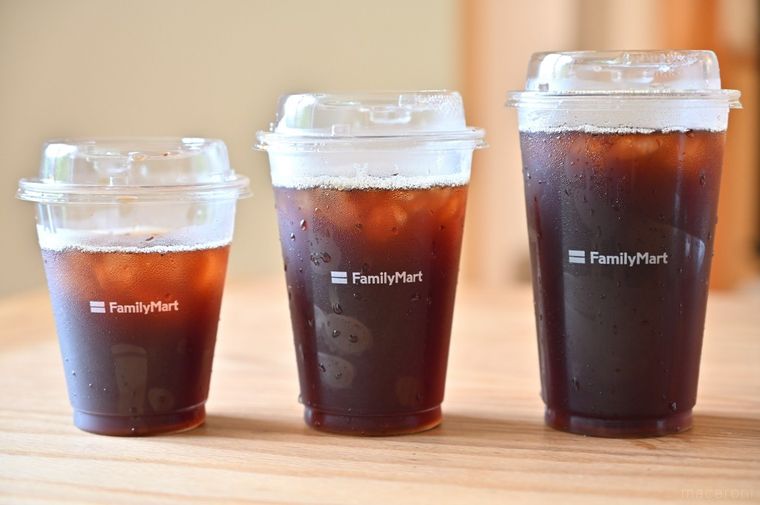 ファミリーマートのアイスコーヒー3種類を並べている