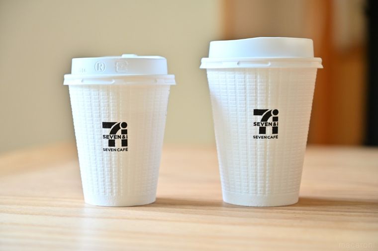 セブンイレブンのホットコーヒー2種類を並べている