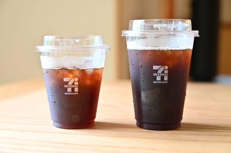 セブンイレブンのアイスコーヒー2種類を並べている