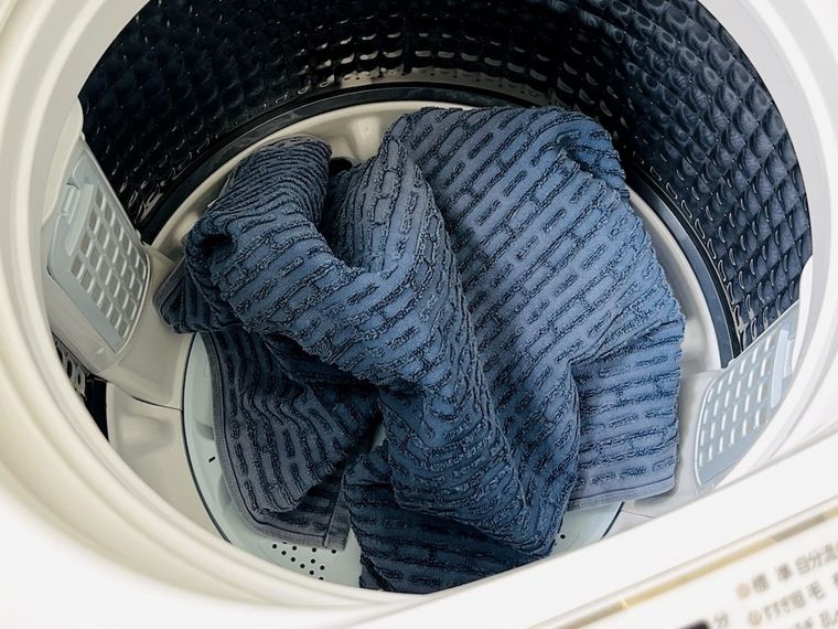 バスタオルを洗濯機に入れた様子